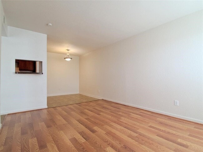 Building Photo - 8100 Creekbend Dr