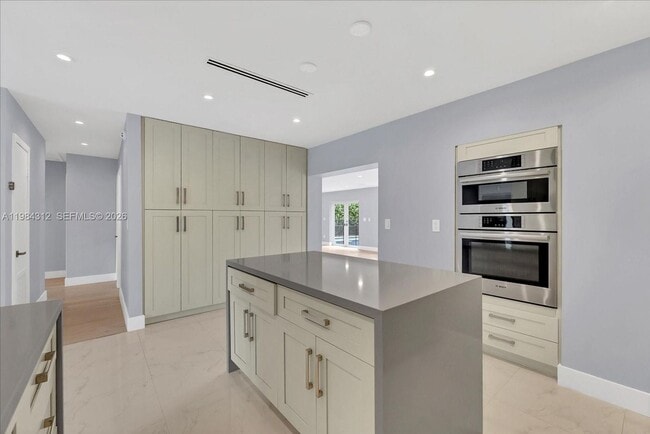 Building Photo - 10330 SW 51st St