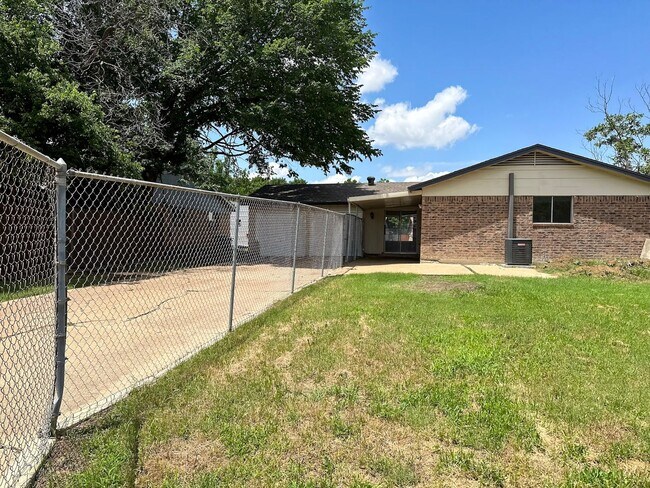 Building Photo - 3 Bedroom / 2 Bath / 2 Car Garage