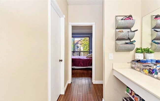 Building Photo - Well-maintained 1 bedroom, 1 bathroom cond...
