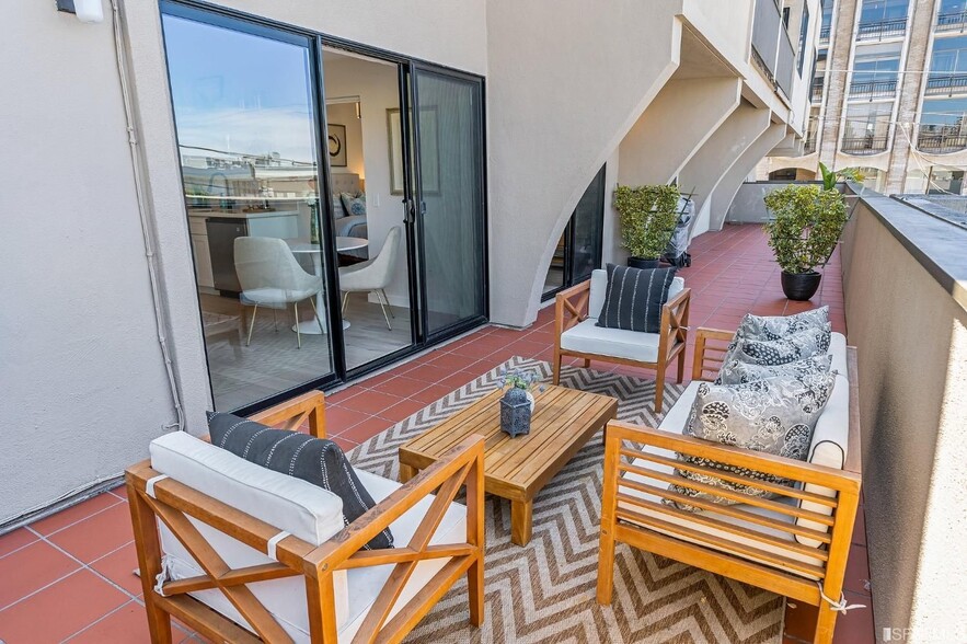 Lower suite common area patio - 2920 Buchanan St