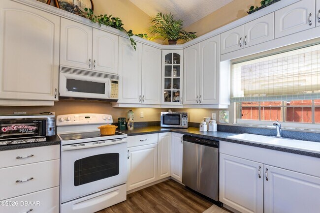 Building Photo - 497 Grandview Ave