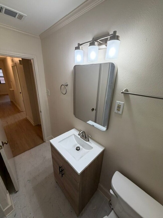 Building Photo - Gorgeous 3 Bedroom Remodeled Home