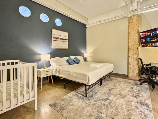 Building Photo - 500 S Ervay St