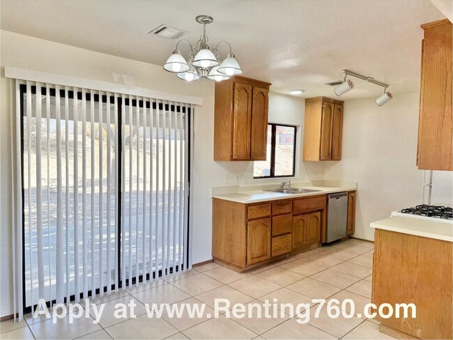 Building Photo - Beautiful and Spacious 3 Bedroom 2 Bathroo...