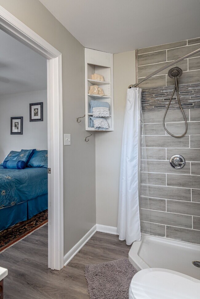 Building Photo - Charming 2-Bedroom Picturesque Furnished H...