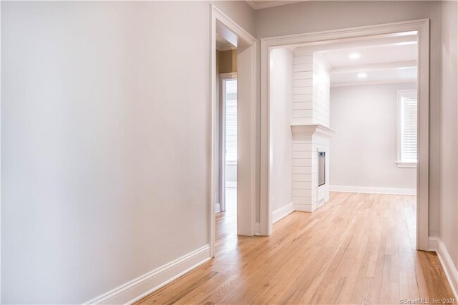 Building Photo - 140 Woodside Green
