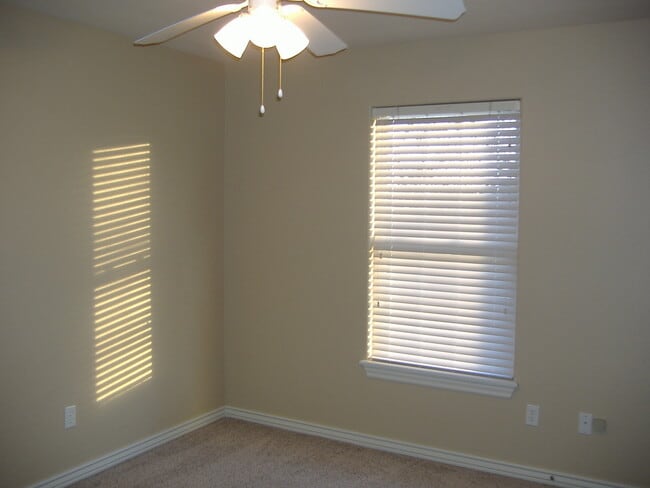 Building Photo - ***898 Oakwood***