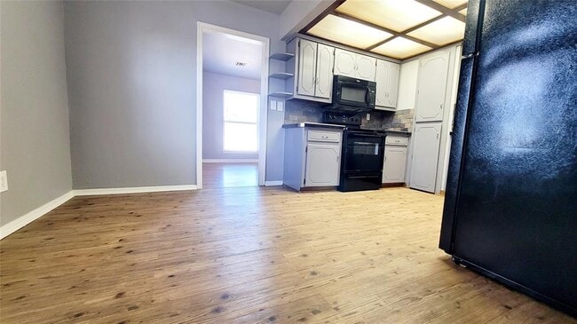Building Photo - 300 E Kittyhawk Dr
