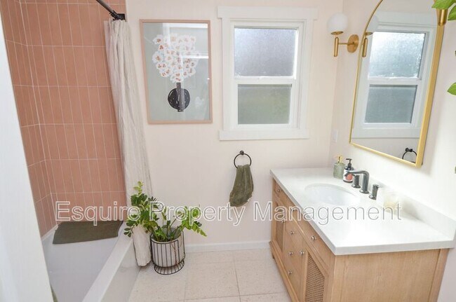 Building Photo - 676 Doris Ave