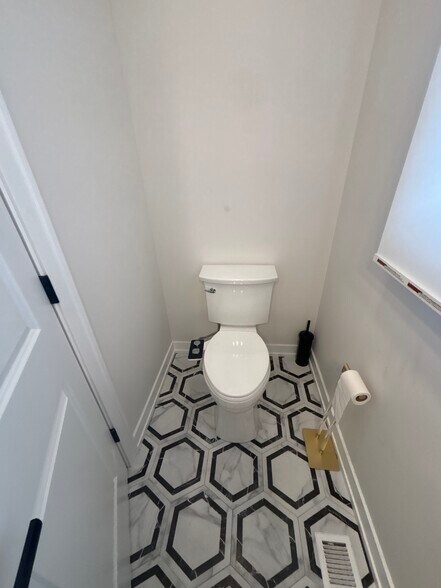 Building Photo - 6853 W Belmont Ave