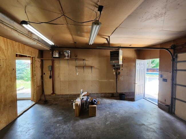 Building Photo - 4 Bedroom in East Moline  MUST SEE!!!