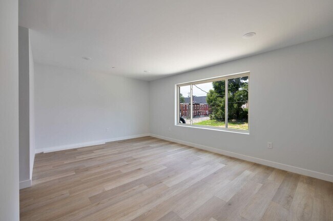 Building Photo - 645 Brooklyn St