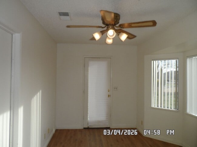 Building Photo - 3 Bedrooms, 1.75 Bathrooms, 2 Car Garage, Fully Fenced, Central Air & Heat, Large Lot, Wood Flooring