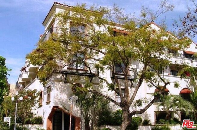 Building Photo - 12603 Moorpark St