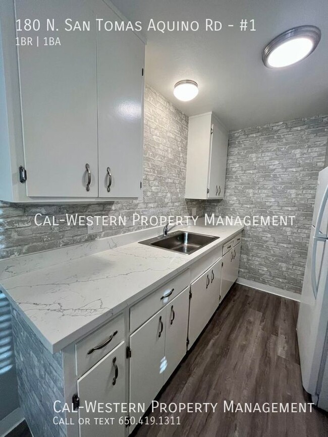 Building Photo - Corner unit, spacious 1/1 Apartment close ...