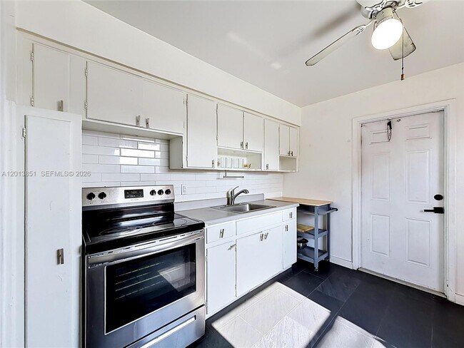Building Photo - 391 NE 42nd Ct