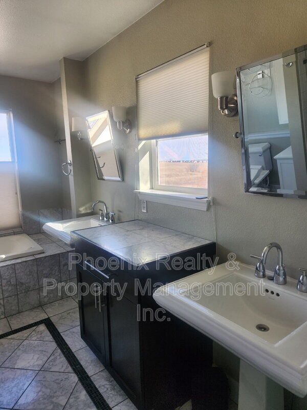 Building Photo - 454 N Finch Ave