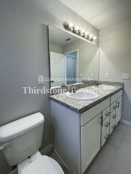 Building Photo - 1309 Pangola Dr