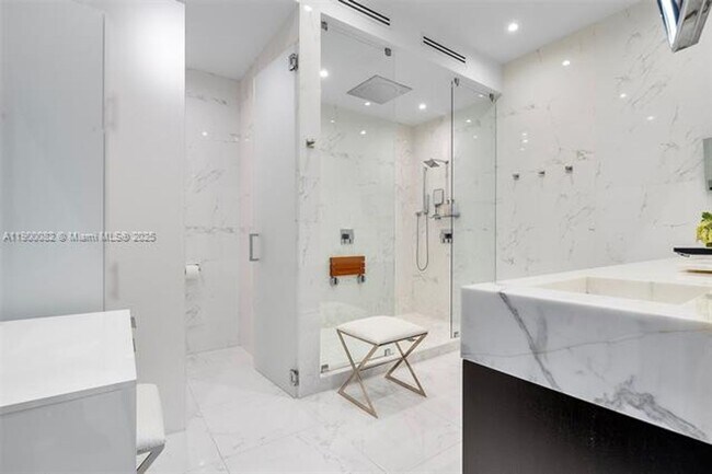 Building Photo - 900 Brickell Key Blvd