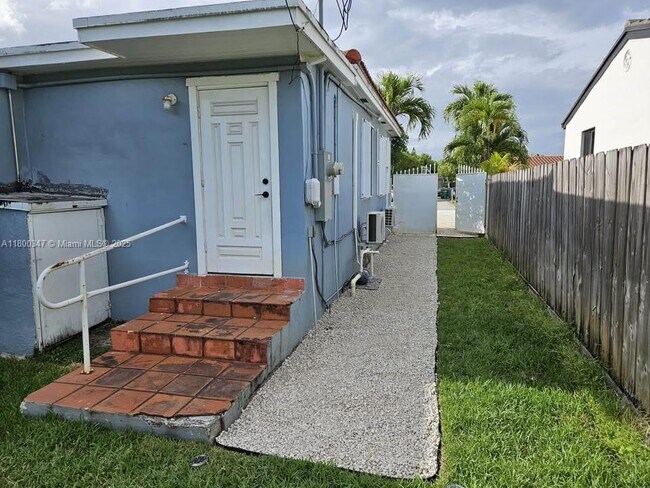 Building Photo - 6860 SW 27th St