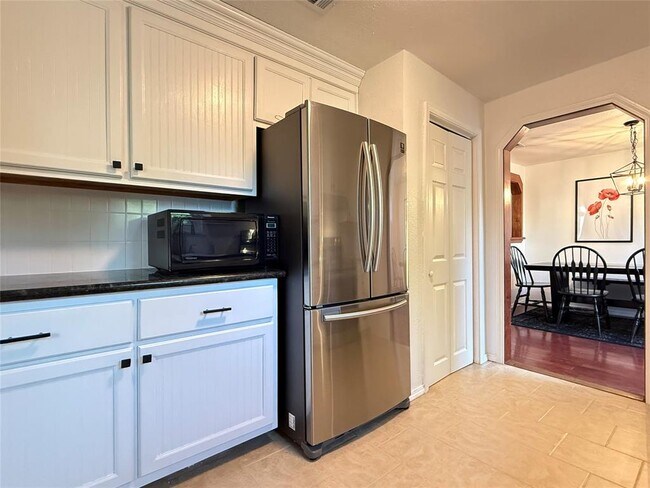 Building Photo - 505 E 4th St