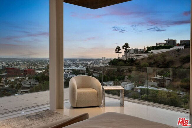 Building Photo - 1430 Sunset Plaza Dr