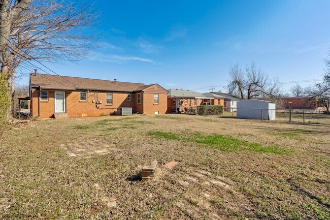 Building Photo - 1412 NE 38th St