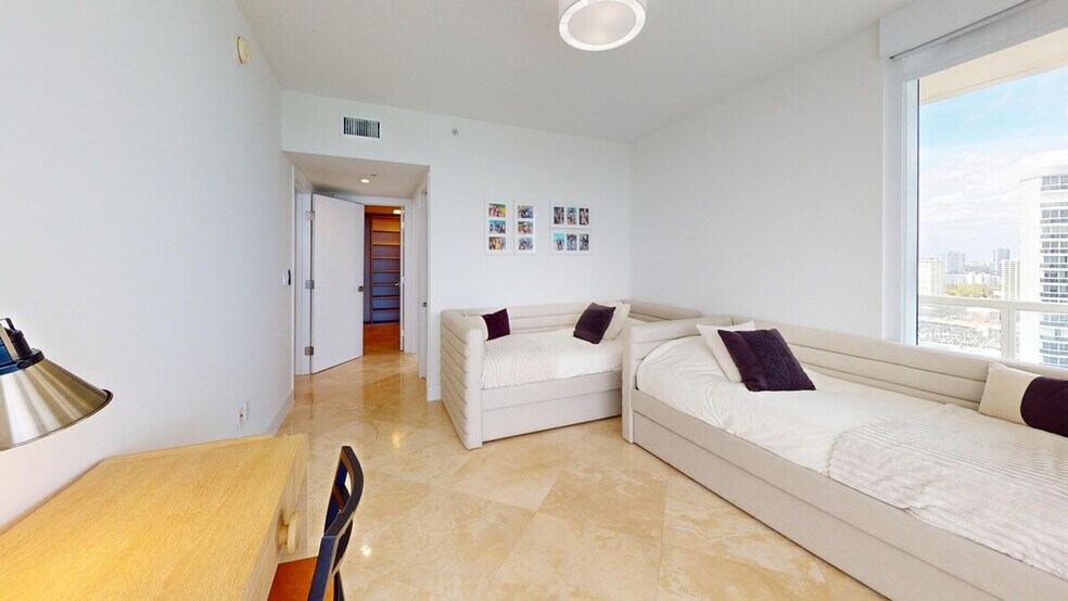 Building Photo - 16711 Collins Ave