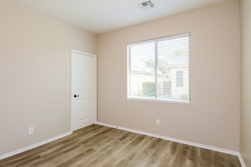 Building Photo - 4415 E Woodside Way