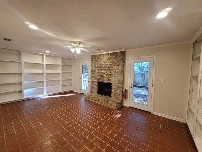 Building Photo - MIDTOWN 2/2.5 w/ Large Fenced Yard, Deck, Washer/Dryer, & Huge Bedrooms! Avail NOW for $1495/month!