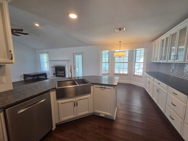 Building Photo - Spacious 4Bed/2Ba Brick Home w/Inground Pool in Mowat Highlands! *1/2 OFF Security Deposit for Ac...