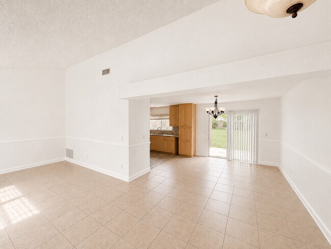 Building Photo - 1409 Madrid Way