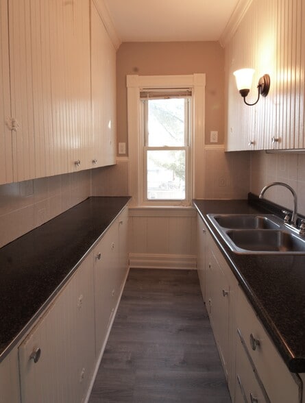 Building Photo - 305 Bartlett St