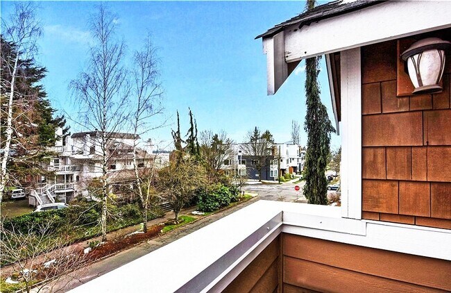 Building Photo - Live Between Lake Washington and Downtown Seattle, The Best of Both Worlds!