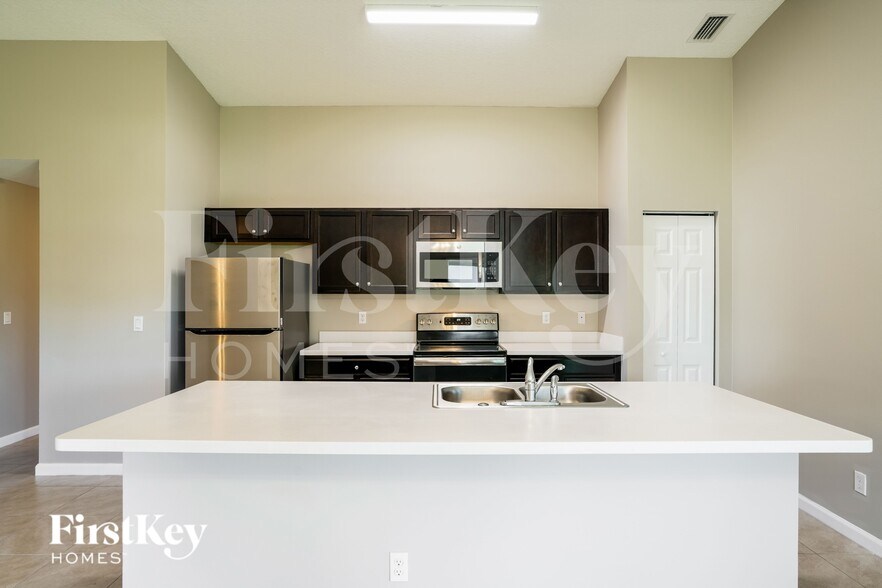 Building Photo - 1082 SW Bianca Ave