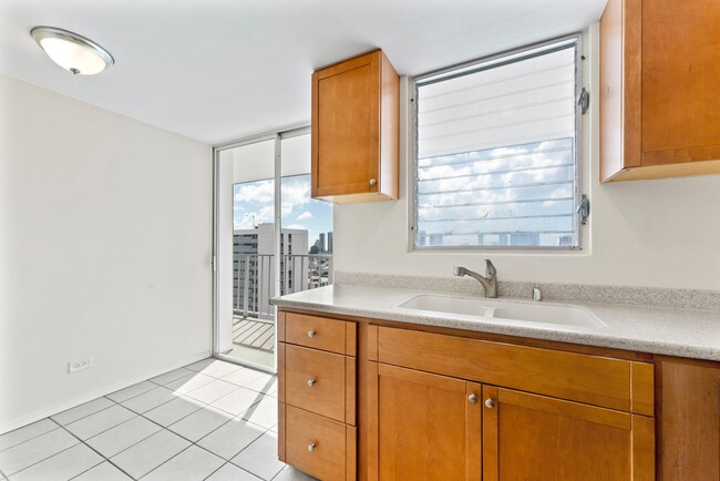 Building Photo - Makiki - Wilder Regent 2 bed, 2 bath, 1 pa...