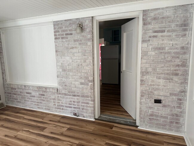 Building Photo - 1105 Sycamore Rd