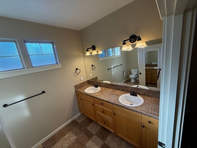 Building Photo - 3 Bedroom, 2 Bathroom Single-Level Duplex in The Stonegate Community