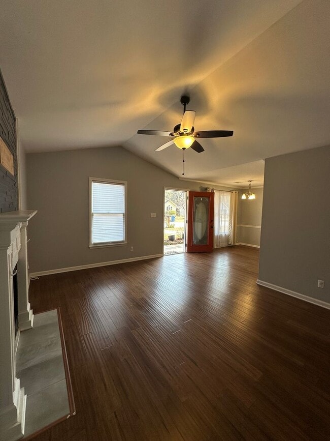 Building Photo - 3 Bedroom, 2 bathroom house on the Eastside, move-in ready