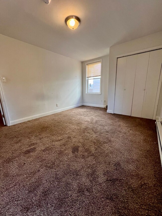 Building Photo - Stunning 2-Bedroom Apartment in Frankford!...