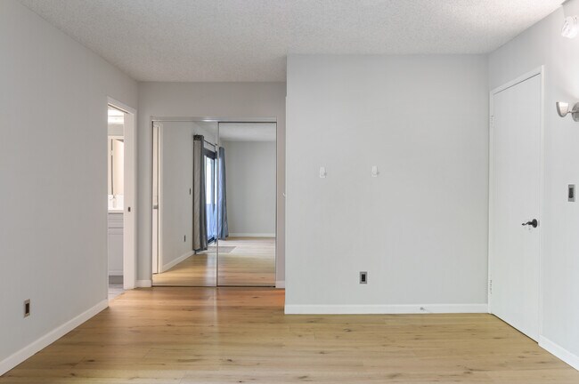 Building Photo - 6716 Clybourn Ave