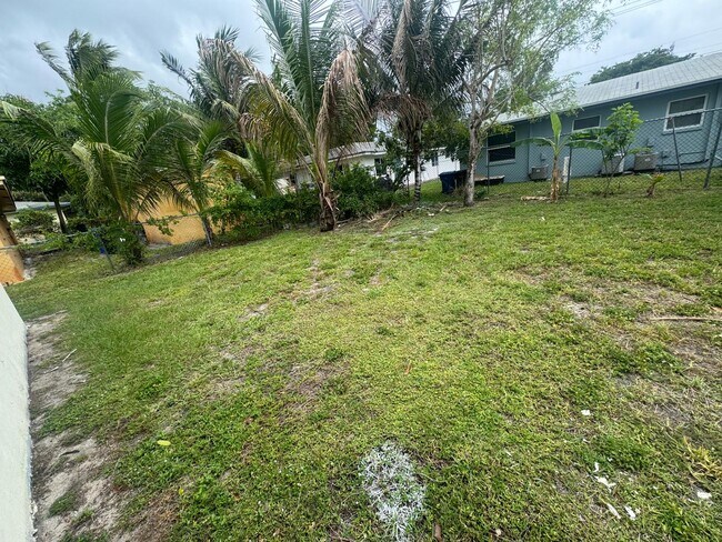 Building Photo - 1480 NW 19th Ct