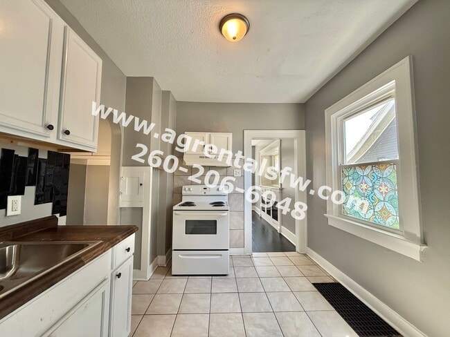 Building Photo - 3 Bedroom House