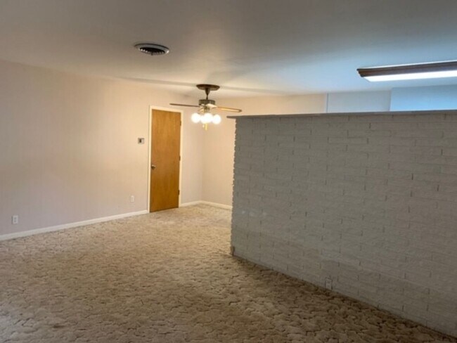 Building Photo - Lovely 3 bedroom 2 bath home