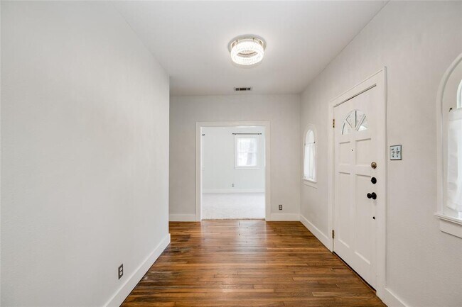 Building Photo - 1623 Palma Plaza