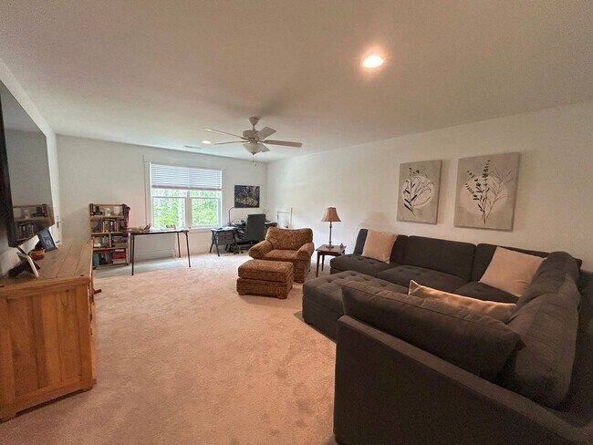 Building Photo - Beautifully appointed furnished 4 bedroom ...