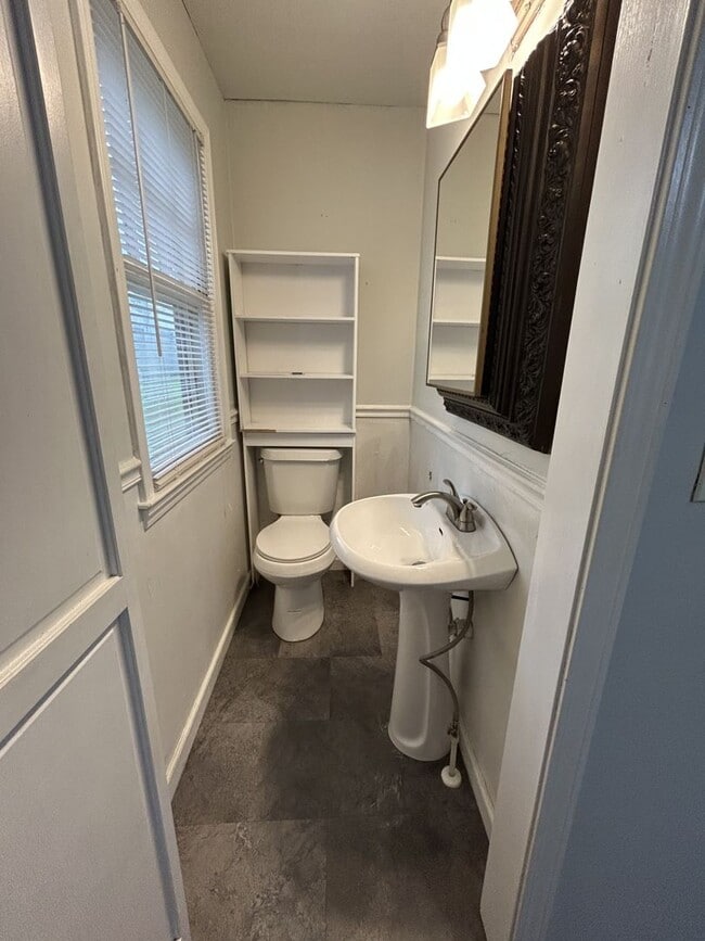 Building Photo - Beautiful 3 Bedroom/ 1.5 bath