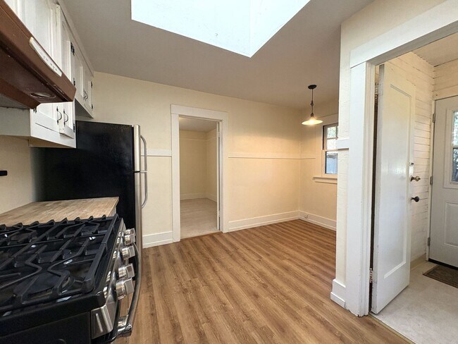 Building Photo - Charming 2-Bedroom Home with Spacious Back...