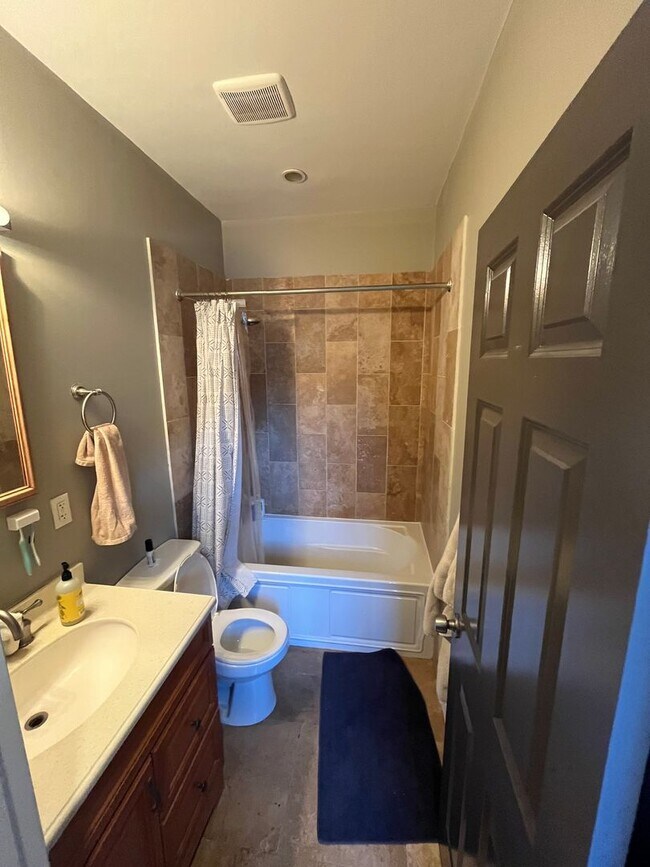 Building Photo - Great 5 bed Close to Northeastern